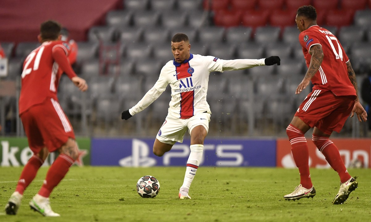 epaselect epa09121322 PSG's Kylian Mbappe (C) on the way to score his team's third goal during the UEFA Champions League quarterfinal, 1st leg soccer match between FC Bayern Muenchen and Par ...