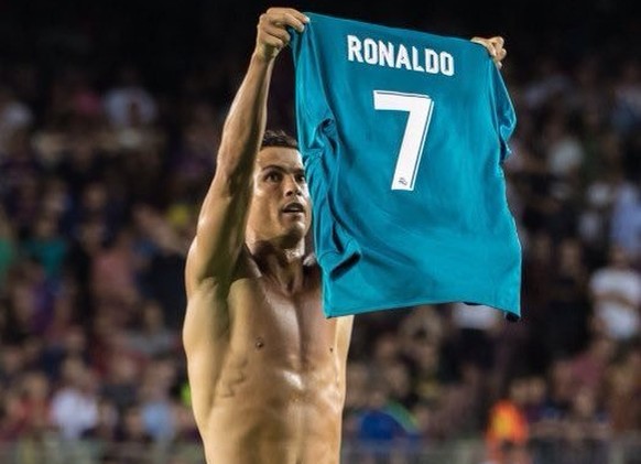 Was Lionel Messi kann, kann Cristiano Ronaldo schon lange: Beim 3:1 im Hinspiel der Supercopa gegen Barcelona im Camp Nou trifft CR7 zum 2:1 und zeigt den Zuschauern als Retourkutsche sein Trikot mit ...