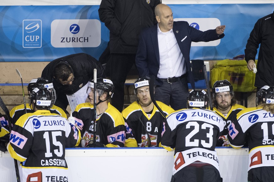 Ajoie&#039;s Headcoach Gary Sheehan, Mitte, waehrend dem Swiss Ice Hockey Cup Viertelfinal zwischen dem HC Ajoie, Swiss League, und den SCL Tigers, National League, am Dienstag, 21. November 2017, in  ...