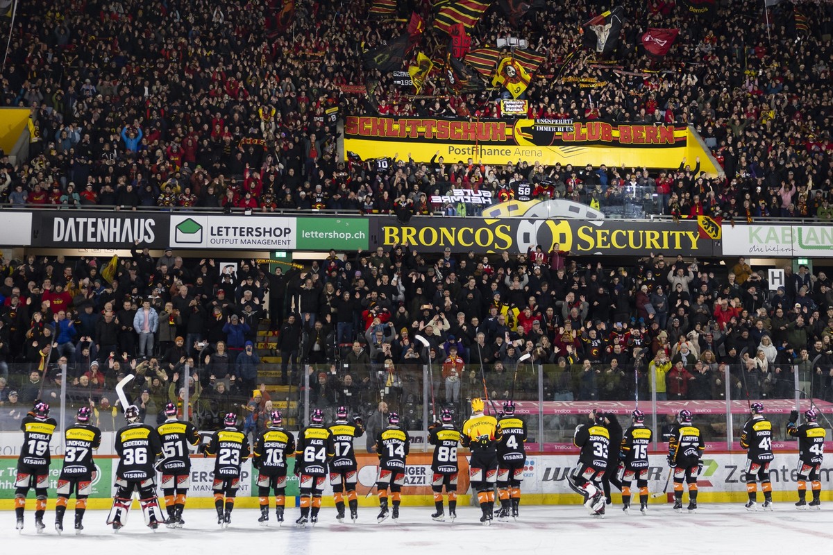 Die SCB-Spieler feiern mit ihren Fans nach dem Rueckspiel der ersten Play-In-Serie der National League zwischen dem SC Bern und dem EHC Biel, am Samstag, 14. Maerz 2026 in der PostFinance Arena in Ber ...