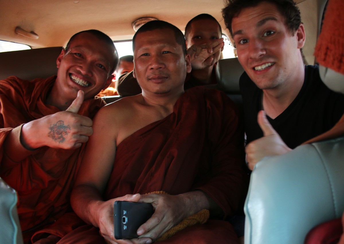 170 Kilometer (plus 50 Kilometer Umweg zu einem Tempel) – und ganz viel Karma: Die fünf buddhistischen Mönche nehmen mich mit.