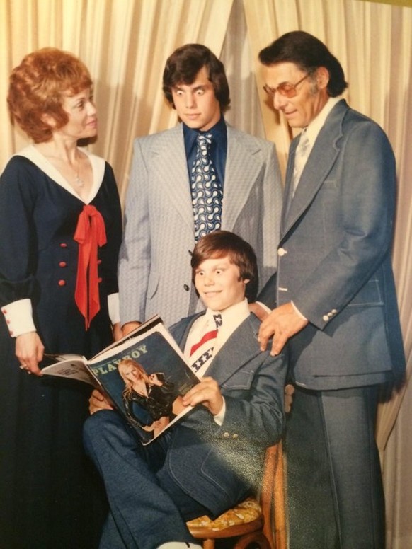 «Mein Vater an seiner Bar Mitzvah im Jahr 1972, mit meinem Grossvater, meiner Grossmutter und meinem Onkel.» Und mit seinem hübschen Geschenk, offensichtlich.
