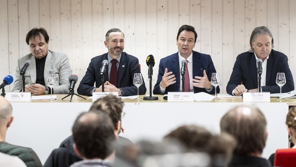 Philippe Varone, president de Sion, s?&#039;exprime accompagne a sa droite de Martin Zurwerra, president de l&#039;?Association valaisanne de football et a sa gauche Frederic Favre, Chef du Departemen ...