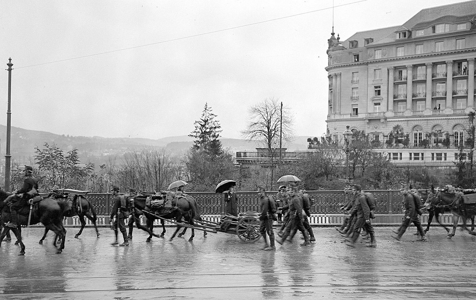 Das Hotel Bellevue wurde zu General Willes Hauptquartier. Soldaten der Gebirgsartillerie überqueren während des Ersten Weltkriegs die Kirchenfeldbrücke.
https://commons.wikimedia.org/w/index.php?title ...