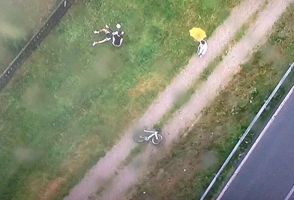 Von der Strasse (rechts) flog der Schwede mehrere Meter weit auf eine Wiese.