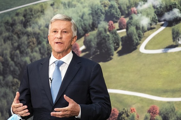 Rolf Doerig, Verwaltungsratspraesident Swiss Life, spricht an der Medienkonferenz ueber die Eroeffnung des