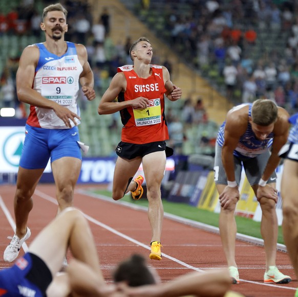 epa10124810 Simon Ehammer (C) of Switzerland finishes the closing 1500m run in the Decathlon during the Athletics events at the European Championships Munich 2022, Munich, Germany, 16 August 2022. The ...