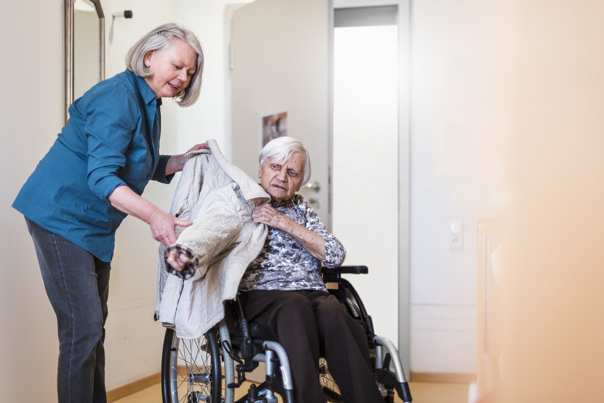 Wer der pflegebedürftigen Mutter beim Anziehen hilft, kann dies über eine Spitex-Firma abrechnen lassen.