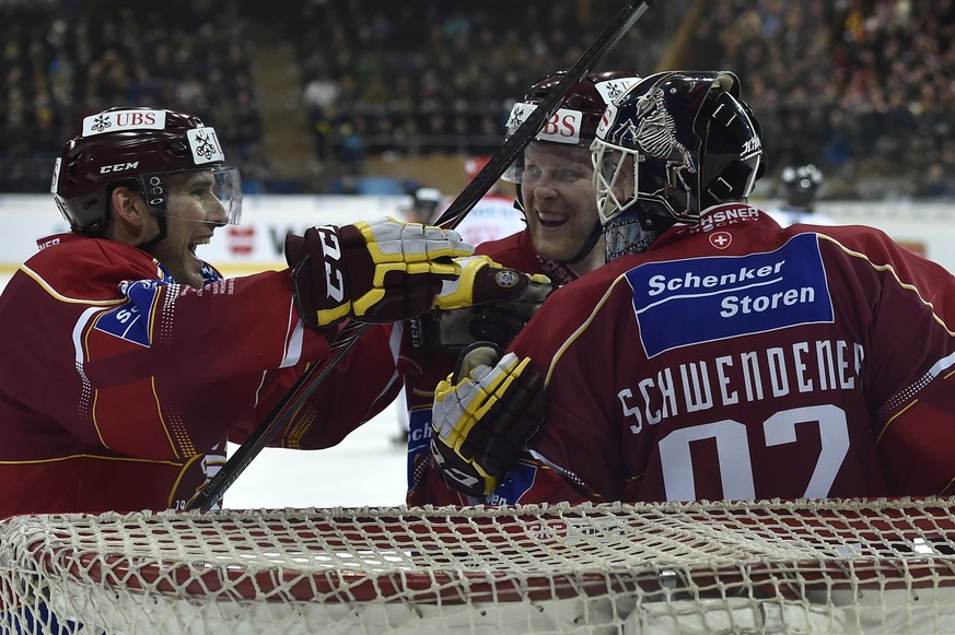 Gemeinsam mit Goalie Schwendener freuen sich Lombardi und Vukovic über den Sieg gegen Helsinki.&nbsp;