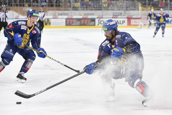 Andres Ambuehl, rechts, und Benjamin Baumgartner von Davos, beim Eishockey-Qualifikationsspiel der National League A zwischen dem HC Davos und dem EHC Biel, am Freitag, 18. Oktober 2019, im Eisstadion ...