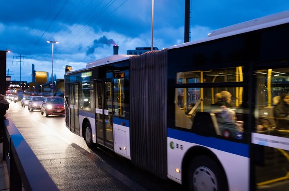 Hinter einem Bus des ZVV staut sich der Verkehr.