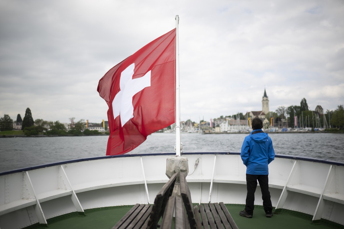 Ein Mann und Schweizerfahne auf einem Schiff der Schweizerischen Bodensee-Schifffahrt, zum Start der Hauptsaison, am Donnerstag, 18. Mai 2023, in Romanshorn. (KEYSTONE/Gian Ehrenzeller)