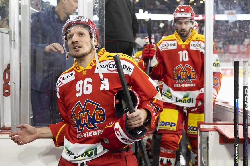 Biels Damien Brunner und seine Teamkollegen gehen in die zweite Drittelspause, im Eishockey Meisterschaftsspiel der National League zwischen EHC Biel und EV Zug, am Freitag, 18. November 2022, in der  ...