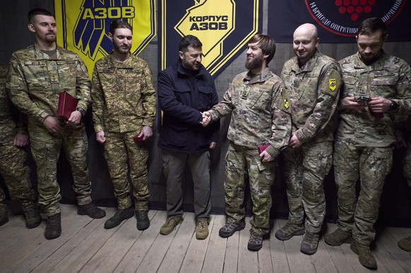 epa12502401 A handout photo made available by the Ukrainian Presidential Press Service shows Ukraine&#039;s President Volodymyr Zelensky (C) meeting with servicemen during his working visit to the fro ...