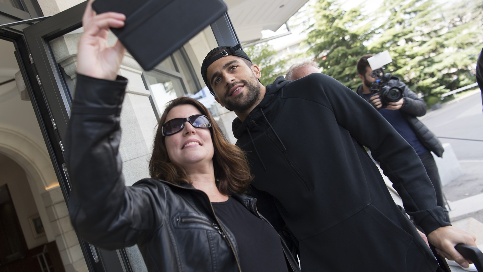 Switzerland&#039;s national soccer team player Ricardo Rodriguez, center, arrives at the hotel for a preparation camp of the upcoming UEFA Euro 2020 qualifying soccer matchs, in Lausanne, Switzerland, ...