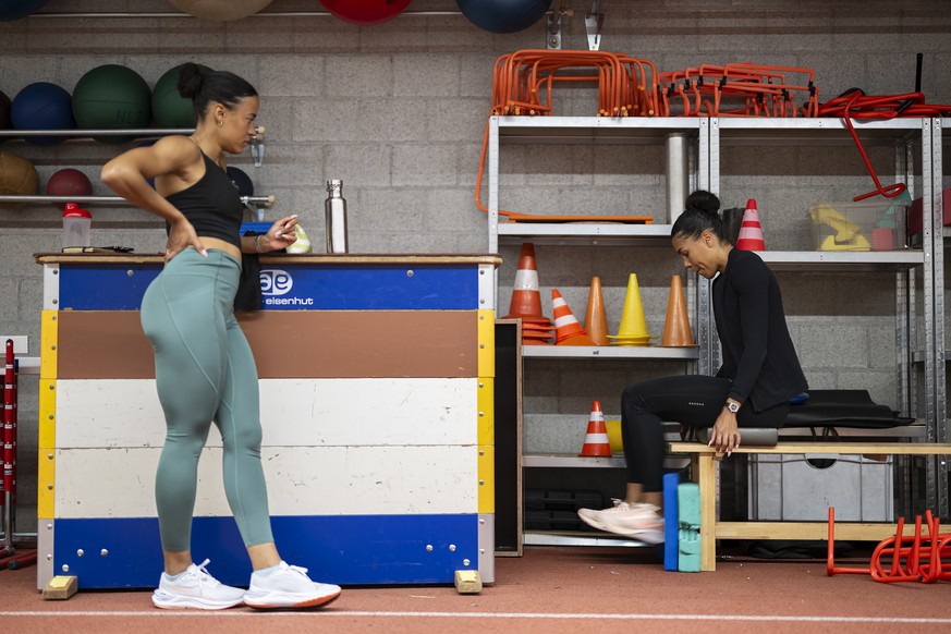 Die Leichtathletin Mujinga Kambundji, rechts, in Aktion neben die Leichtathletin Ditaji Kambundji, links, beim Training, am Freitag, 12. April 2024 im Leichtathletikstadion Wankdorf in Bern. (KEYSTONE ...