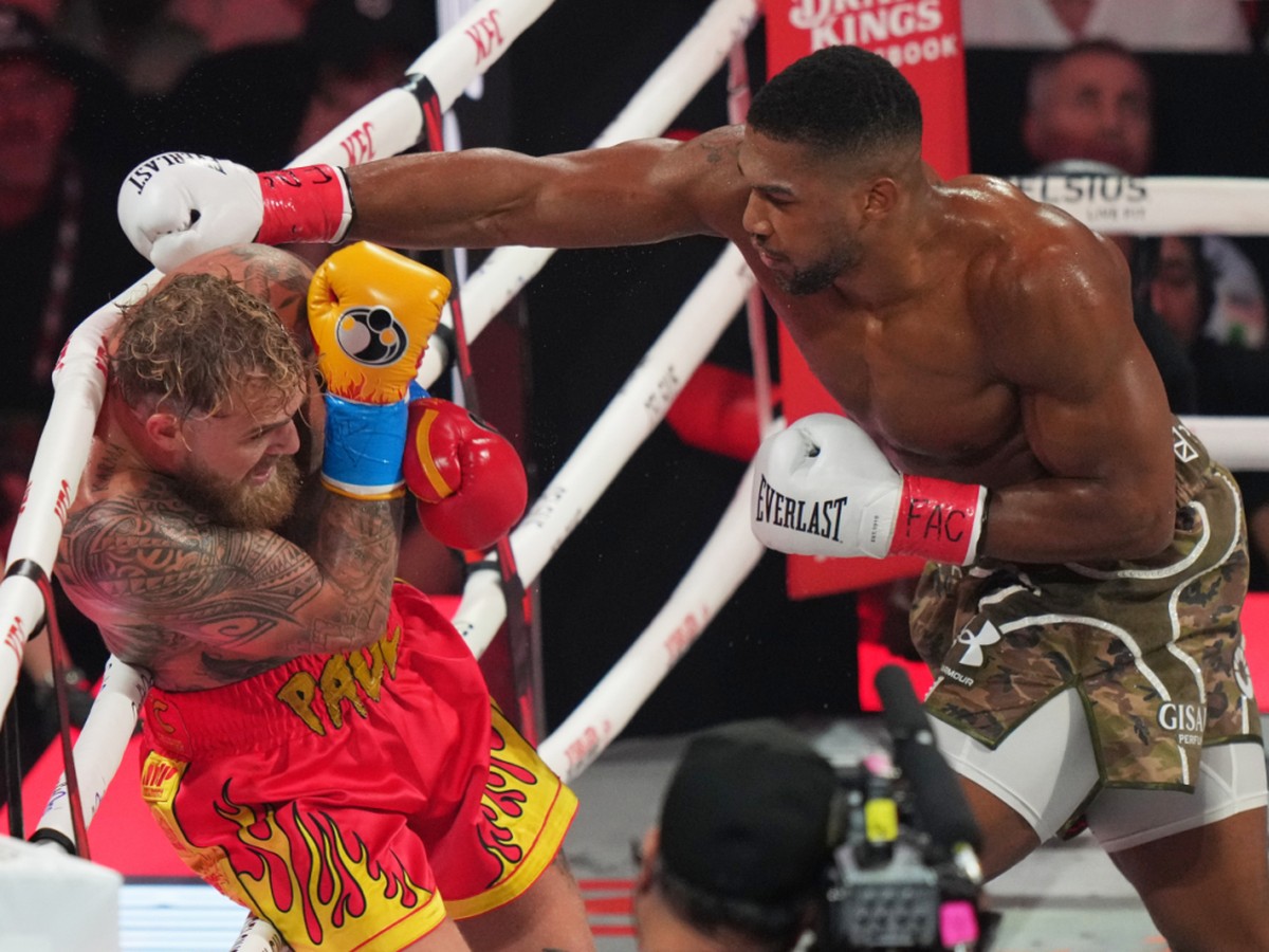 Anthony Joshua (à droite) n'a fait qu'une bouchée de Jake Paul