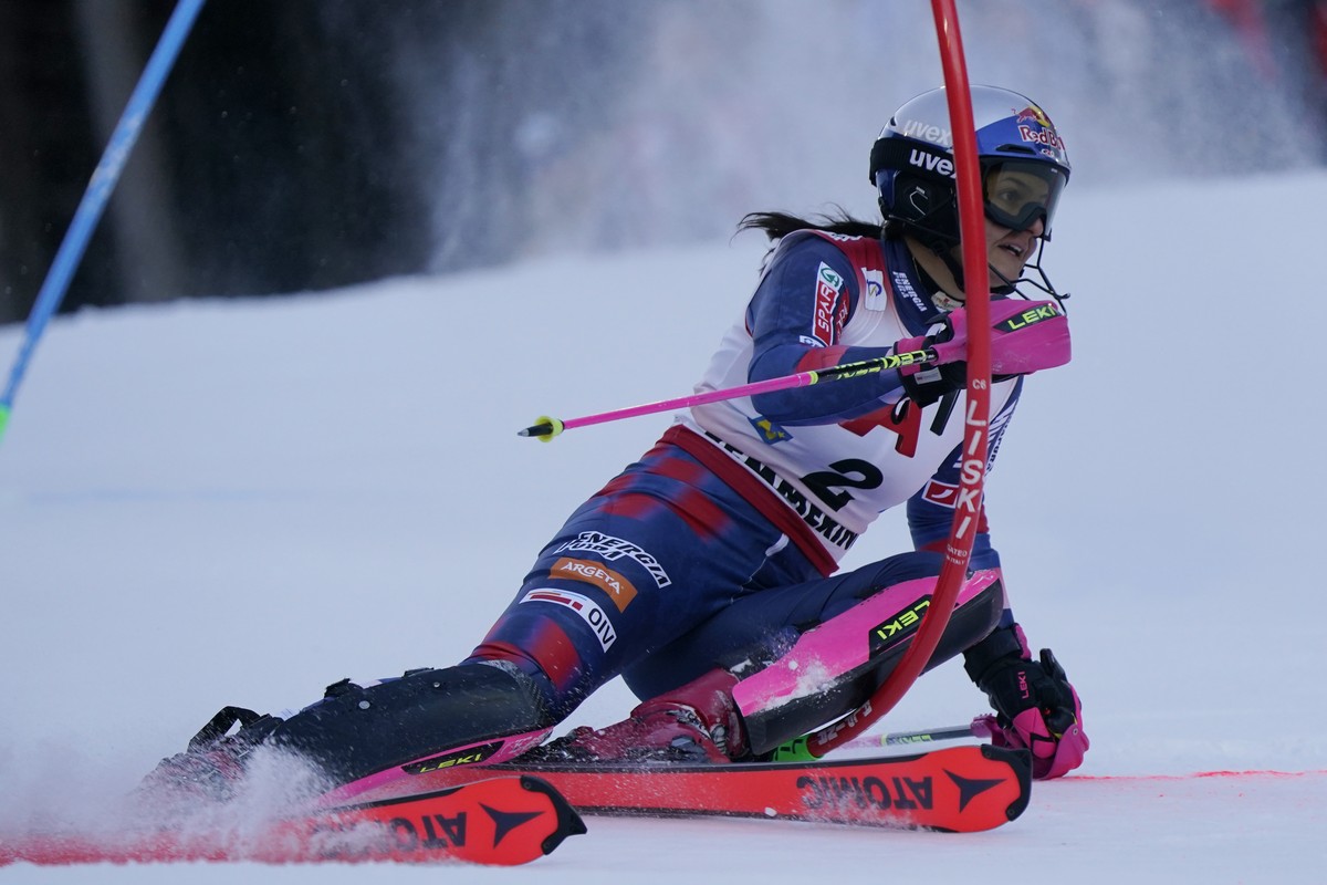 Croatia's Zrinka Ljutic speeds down the course during an alpine ski, women's World Cup slalom race, in Semmering, Austria, Sunday, Dec. 29, 2024. (AP Photo/Piermarco Tacca)