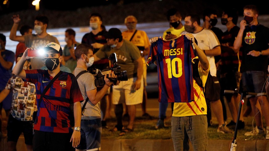Als vor wenigen Tagen die Meldung von Messis Wechselwunsch bekannt wurde, versammelten sich zahlreiche Barcelona-Fans beim Stadion, um für ihr Idol und gegen Präsident Bartomeu zu demonstrieren.