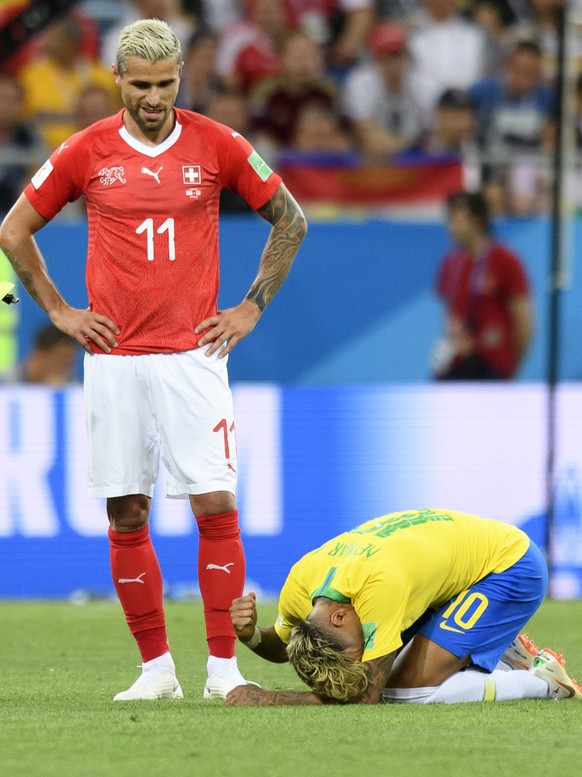 BILDPAKET -- ZUM JAHRESRUECKBLICK 2018 JUNI, STELLEN WIR IHNEN HEUTE FOLGENDES BILDMATERIAL ZUR VERFUEGUNG -- Switzerland's midfielder Valon Behrami, left, reacts next to Brazil's forward Neymar, righ ...