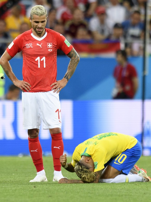 BILDPAKET -- ZUM JAHRESRUECKBLICK 2018 JUNI, STELLEN WIR IHNEN HEUTE FOLGENDES BILDMATERIAL ZUR VERFUEGUNG -- Switzerland&#039;s midfielder Valon Behrami, left, reacts next to Brazil&#039;s forward Ne ...