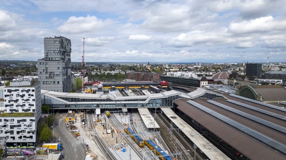 Luftaufnahme vom Bahnhof SBB mit der Passerelle, der Architekten Cruz-Ortiz / Giraudi und Wettstein, Mitte, und dem angrenzenden Suedpark und dam Meret Oppenheim Hochhaus (MOH), der Architekten Herzog ...