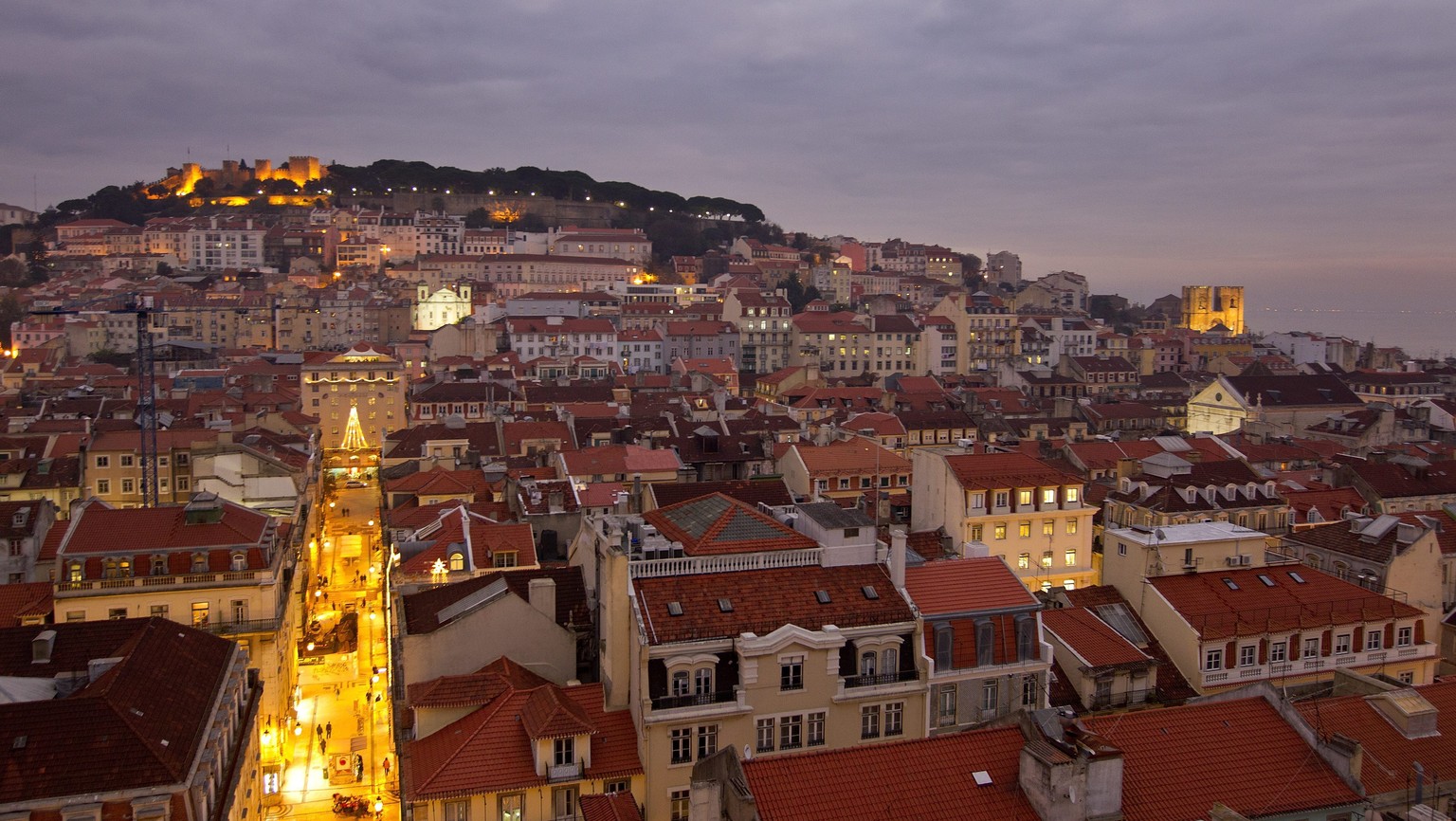 Night falls in the city of Lisbon, Portugal, pictured on November 29, 2011. (KEYSTONE/Alessandro Della Bella) Dusk breaks over the city on November 29, 2011 in Lisbon.  (KEYSTONE/Alessan...