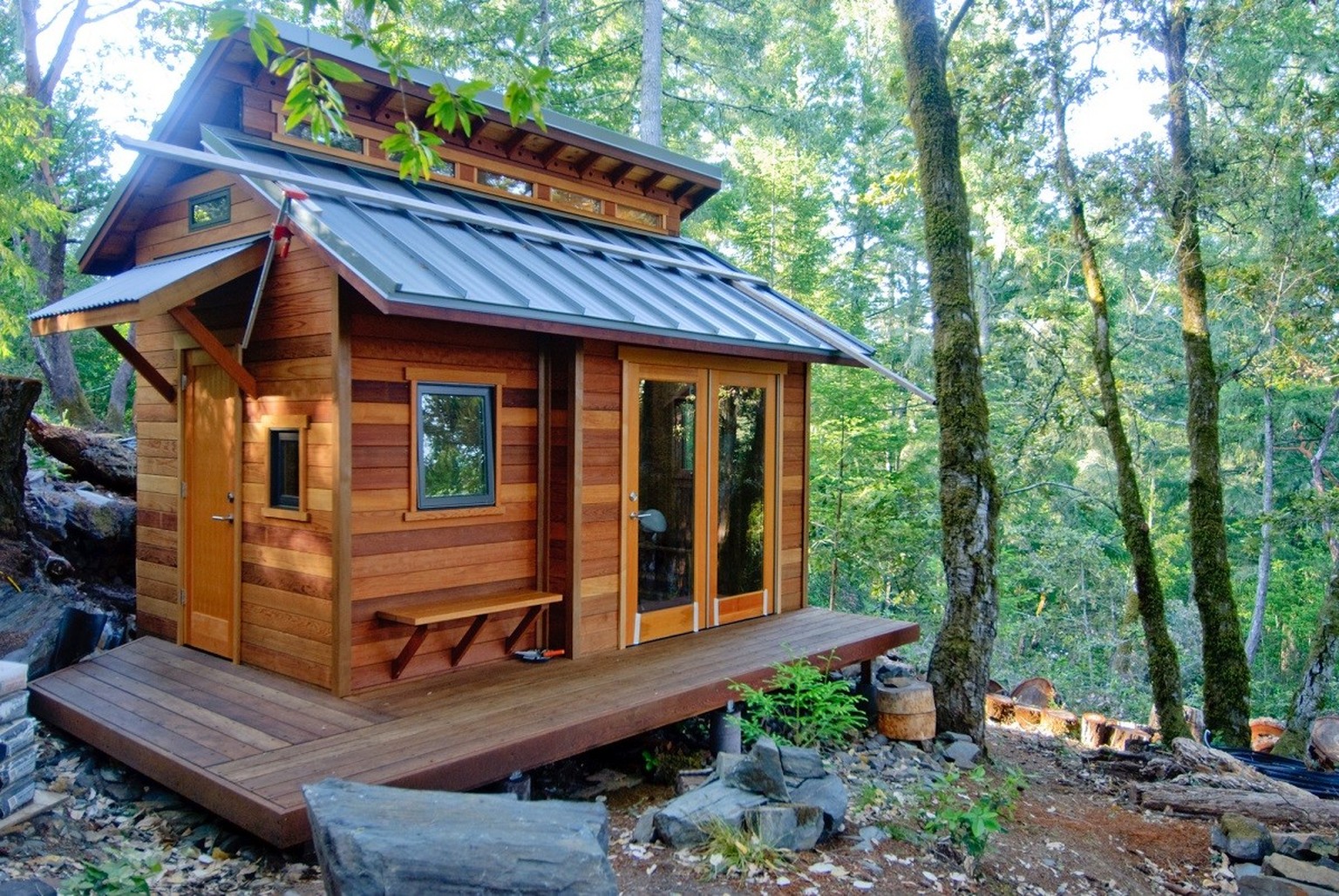 Ein «Tiny house» besteht typischerweise aus nachhaltigen Materialien.
https://commons.wikimedia.org/wiki/File:Cabin-Like_Tiny_Home_in_the_Woods.jpg