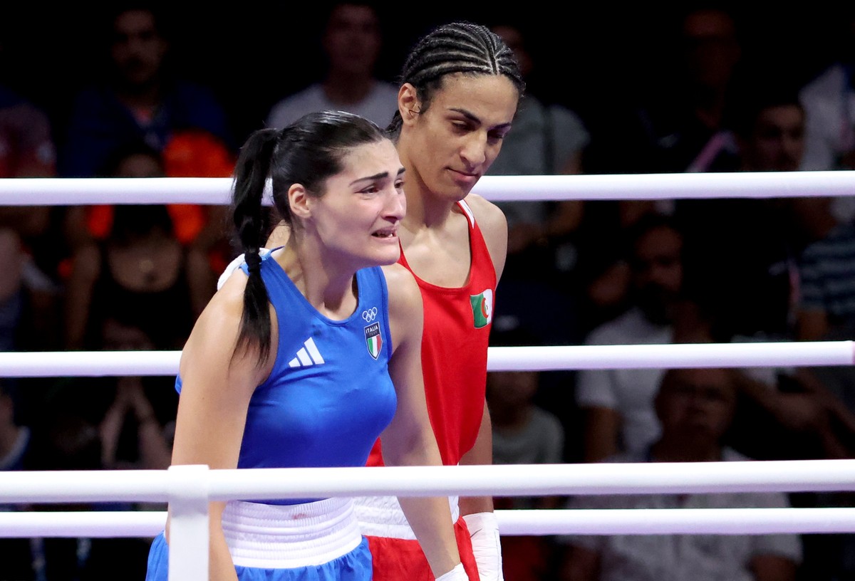 epa11515317 Angela Carini (L) of Italy abandons her bout in the Women 66kg preliminaries round of 16 against Imane Khelif of the Boxing competitions in the Paris 2024 Olympic Games, at the North Paris ...