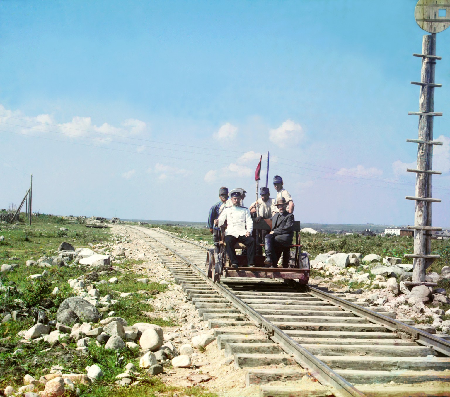 Prokudin-Gorski (vorne rechts) auf einer Draisine auf der Murmansk-Bahnlinie, ausserhalb&nbsp;Petrosawodsk.