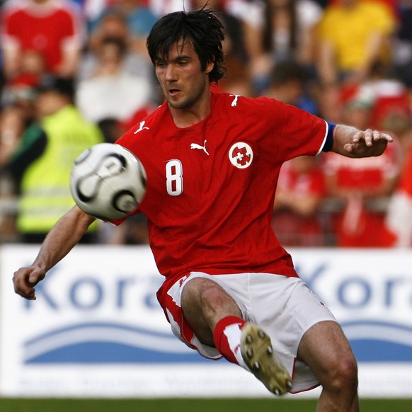 Der Schweizer Raphael Wicky spielt den Ball am Samstag, 27. Mai 2006 waehrend des WM Vorbereitungsspiels der Schweiz gegen die Elfenbeinkueste im St. Jakob Park in Basel. (KEYSTONE/Alessandro della Va ...