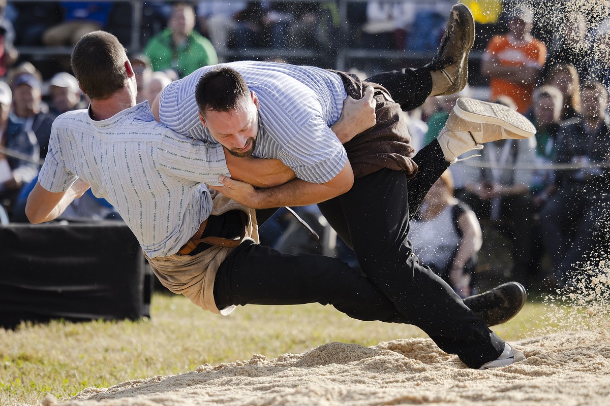 epa09486929 Swiss alpine wrestler Kilian Wenger (R) fights against Damian Ott during the wrestling tournament 'Kilchberger Schwinget' in Kilchberg, Canton Zurich, Switzerland, 25 September 2 ...
