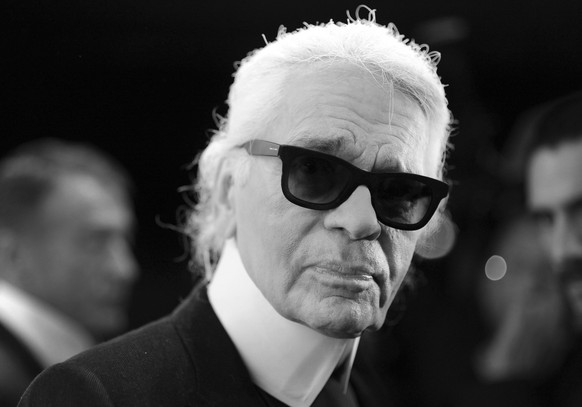 ARCHIV - 20.11.2012, Berlin: Der deutsche Modezar Karl Lagerfeld bei der Eröffnung der Ausstellung «The Little Black Jacket». Der deutsche Modeschöpfer Karl Lagerfeld ist gestorben. Das teilte Chanel  ...