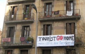 Auf 1.6 Millionen Einheimische kommen in Barcelona pro Jahr 30 Millionen Touristen. Die Katalanen sind frustriert, viele sind sich ihrer Abhängigkeit dennoch bewusst. Der Tourismus macht 14 Proze ...