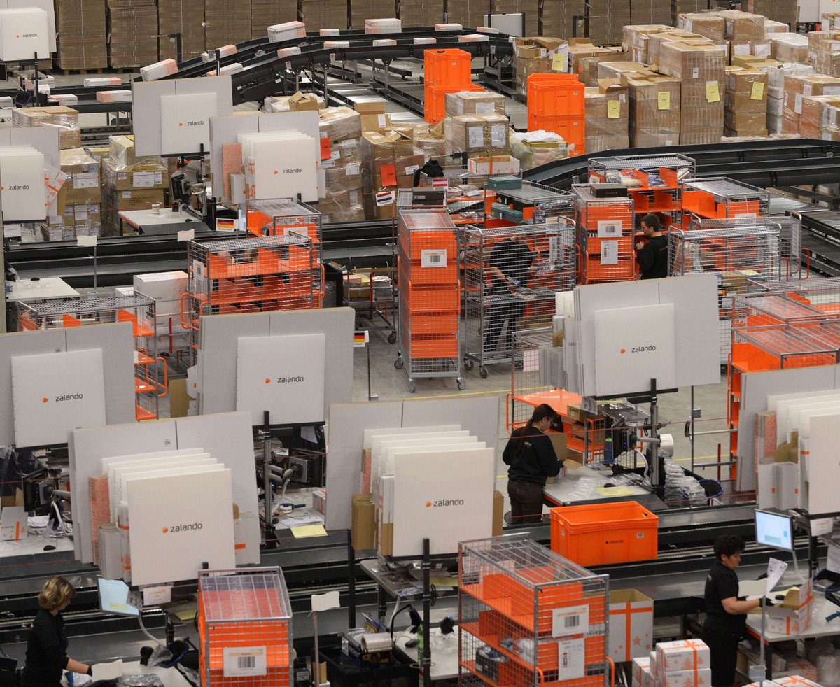 (FILES) A picture taken on December 12, 2012 shows employees of the internet retail company Zalando working at a logistics centre in Erfurt, eastern Germany. Europe's biggest online retailer Zala ...