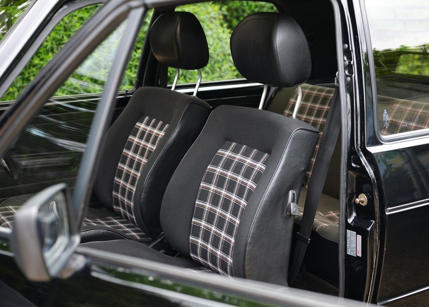 1981 VW Golf GTi - Karositze 
https://collectingcars.com/for-sale/1981-volkswagen-golf-mk1-gti-2