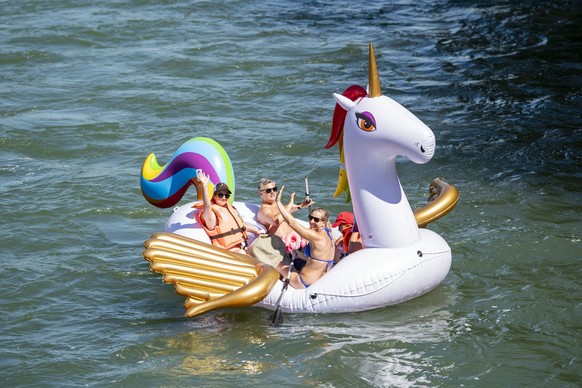 Viele Gummiboetler geniessen das tolle Wetter mit ihrem Gefaehrt auf der Reuss zwischen Luzern und Gisikon-Root im Kanton Luzern am Samstag, 15. August 2020. (KEYSTONE/Urs Flueeler).