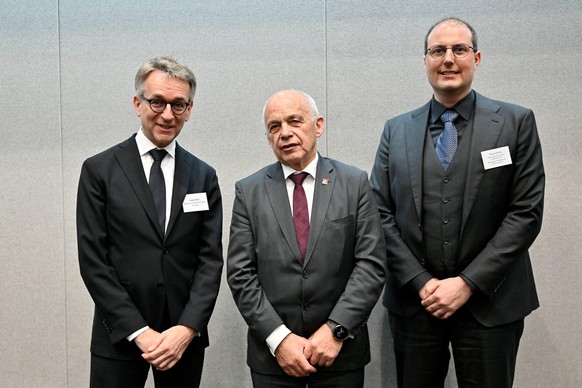 Am 5. April 2022 wurde der Verein «Swiss Financial Sector Cyber Security Center» gegründet. Im Bild: August Benz, Ueli Maurer und Florian Schütz (von links).
