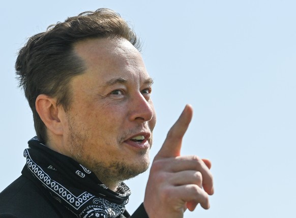 epa09412189 Tesla CEO Elon Musk visits the construction site of Tesla&#039;s Gigafactory in Gruenheide, Germany, 13 August 2021. Tesla estimates a production of some 500,000 cars at the Gigafactory fr ...