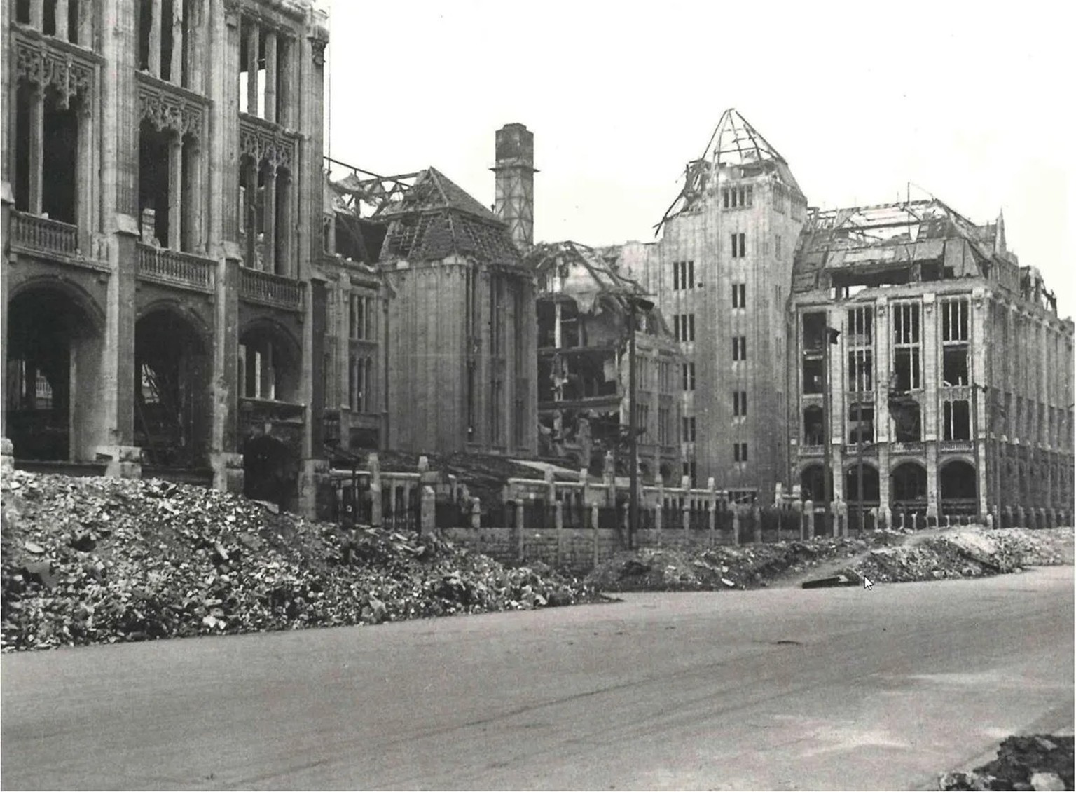 Blick auf die Kriegszerstörungen an der Rückseite des Wertheim-Kaufhauses, um 1945.
https://g.co/arts/H54rcqP6WkkTbKbU9