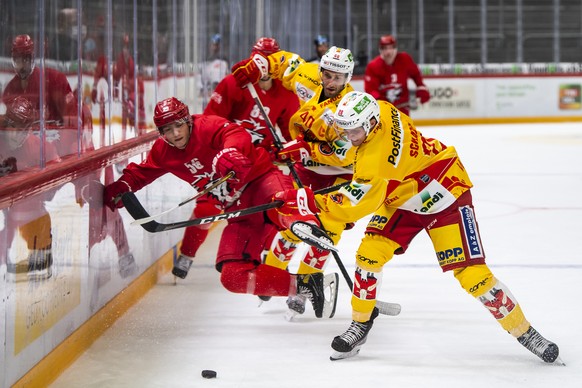 L&#039;attaquant lausannois Paulin Mainot, gauche, lutte pour le puck avec le defenseur biennois Petteri Lindbohm, centre, et le l&#039;attaquant biennois Elvis Schlaepfer, droite, lors d&#039;un matc ...