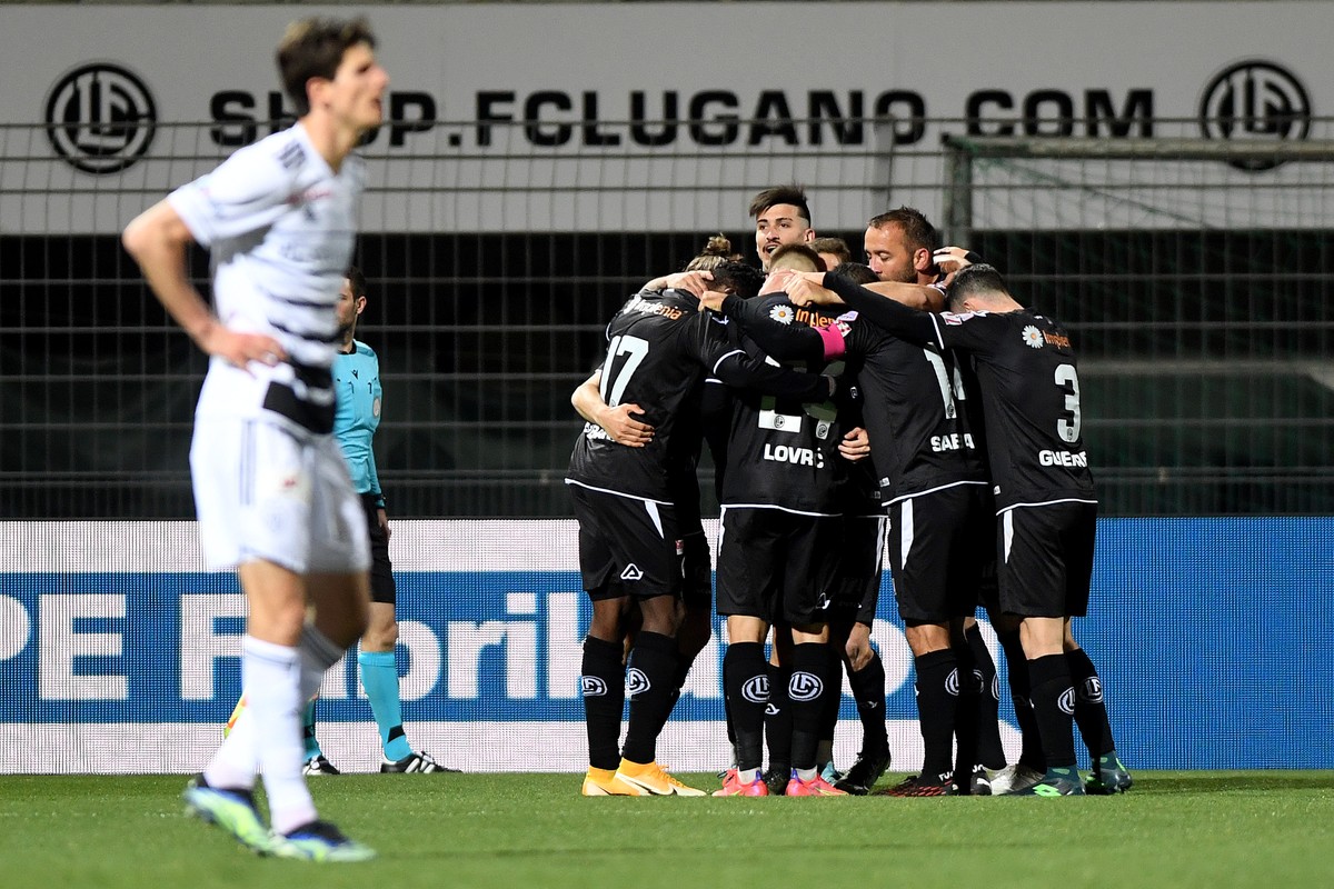 Lugano's player Mattia Bottani celebrates the 1-2 goal with his teammates, during the Super League soccer match between FC Lugano and FC Basel, at the Cornaredo stadium in Lugano, on Saturday, 20 ...