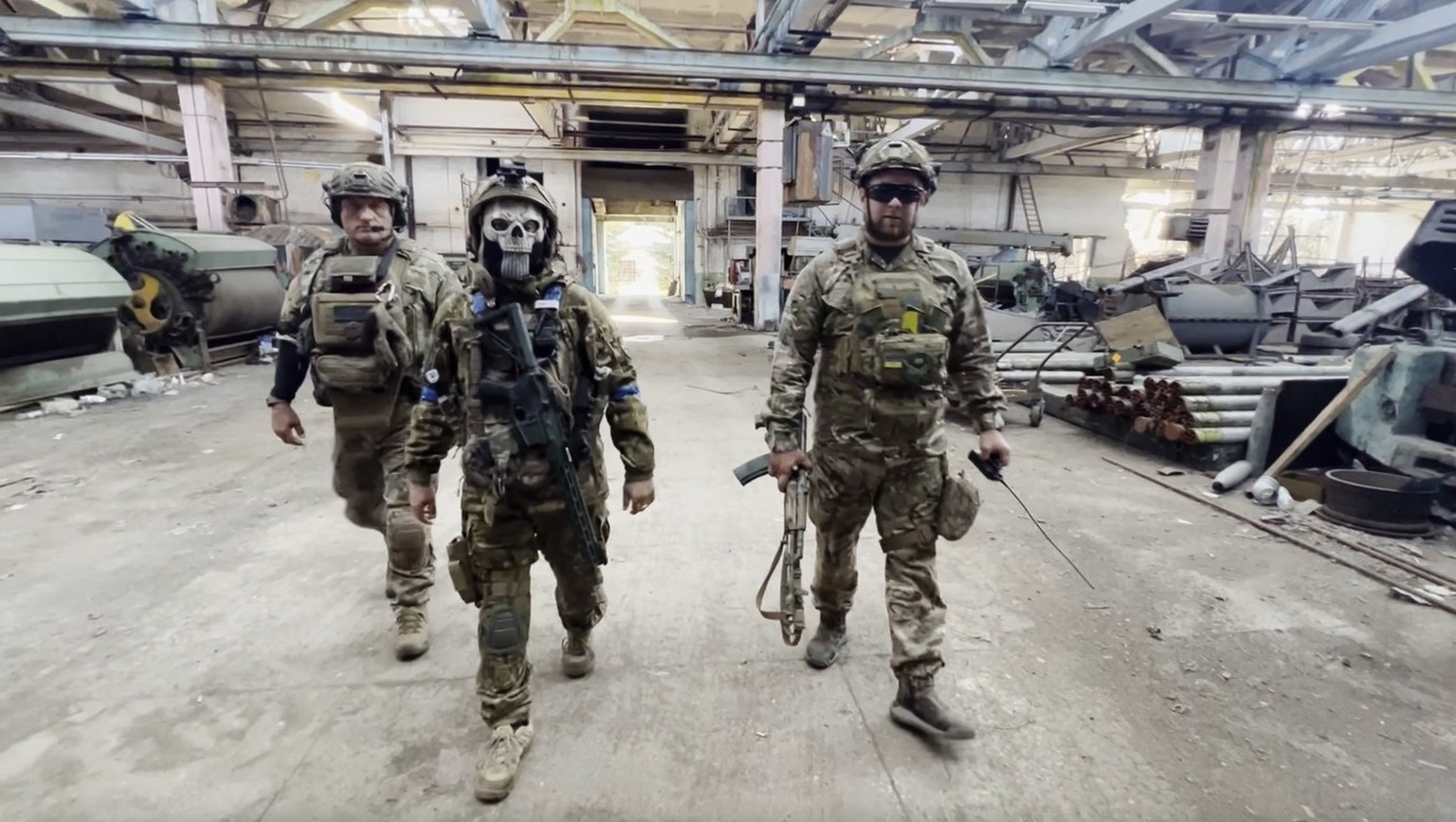 Navarras Soldaten in der Fabrik, in der Pick-ups umgebaut und bewaffnet werden.