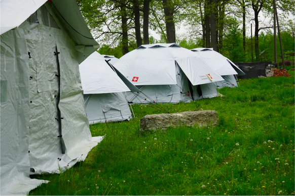 Die Schweizer Zelte bilden Unterkünfte für Binnenvertriebene.