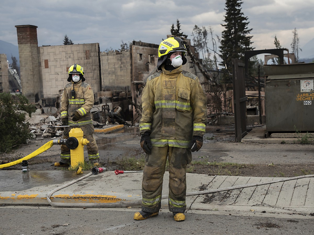 Il s'agit du premier décès d'un pompier depuis le début de la saison des incendies cette année.