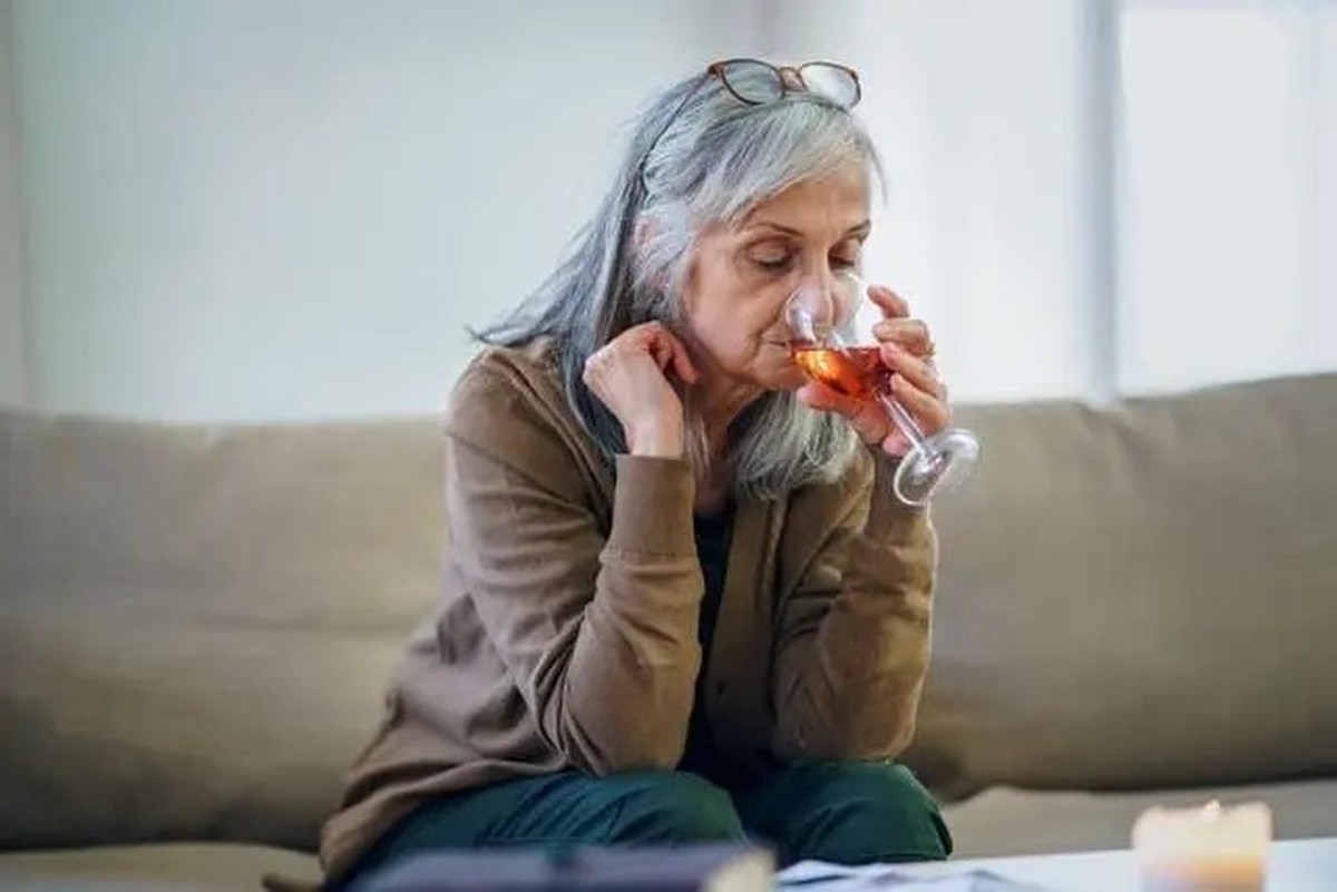 Alkoholsüchtige spüren einen kaum zu widerstehende Drang, Alkohol zu trinken. Semaglutid könnte dieses Verlangen lindern.