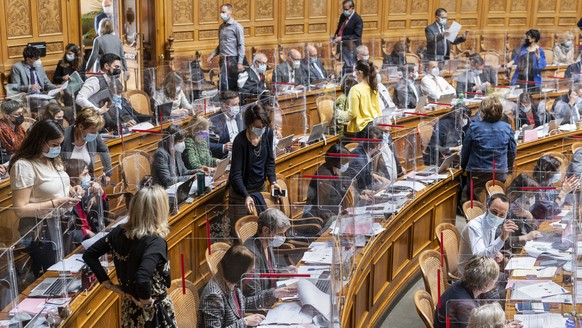 Nationalraetinnen erheben sich im Anschluss an eine Abstimmung, an der Fruehlingssession der Eidgenoessischen Raete, am Dienstag, 2. Maerz 2021 im Nationalrat Bern. (KEYSTONE/Alessandro della Valle)