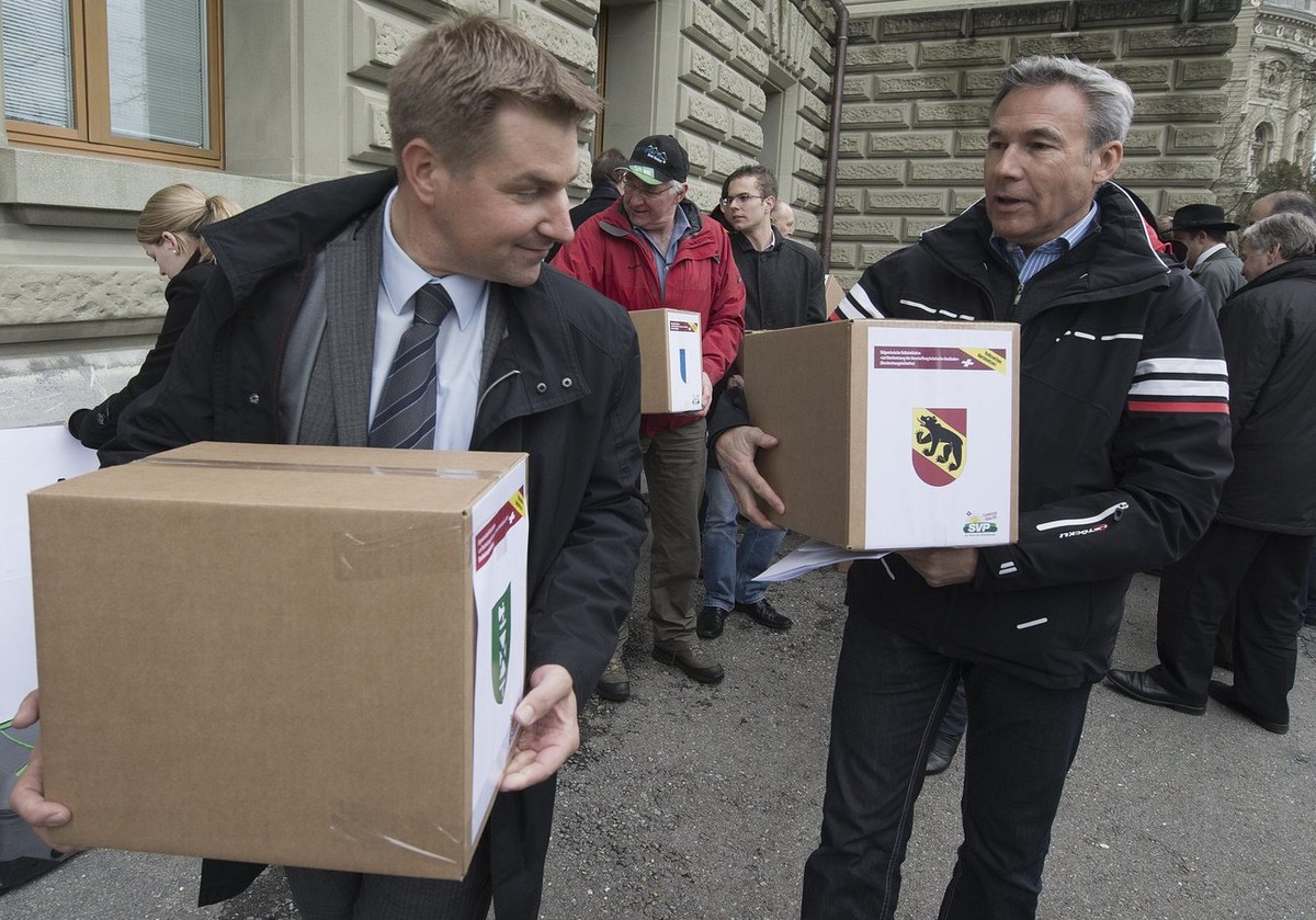 Was wird der nächste Streich: SVP-Präsident Toni Brunner (vorne) und Fraktionschef Adrian Amstutz bei der Einreichung der Durchsetzungsinitiative Ende 2012.&nbsp;