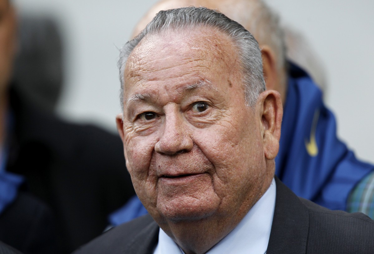 Former France's national team player Just Fontaine attends a Euro 2012 friendly soccer match in Reims May 31, 2012. REUTERS/Charles Platiau (FRANCE - Tags: SPORT SOCCER HEADSHOT) - RTR32XSK