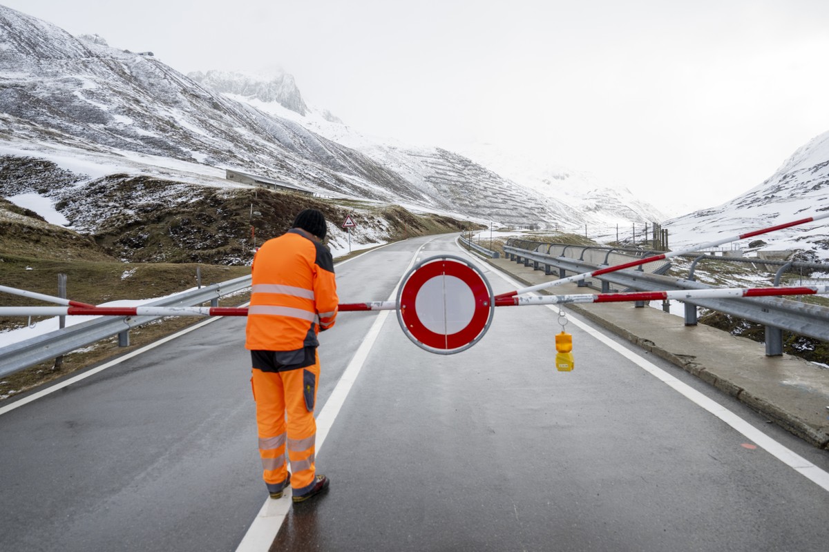 Ein Mitarbeiter der Strasseninspektion Nationalstrassen des Kanton Uri oeffnet den Oberalppass kurz vor 9.00 Uhr am Dienstag 25. April 2025. Auf dem Oberalppass zwischen Andermatt und Sedrun ist neben ...